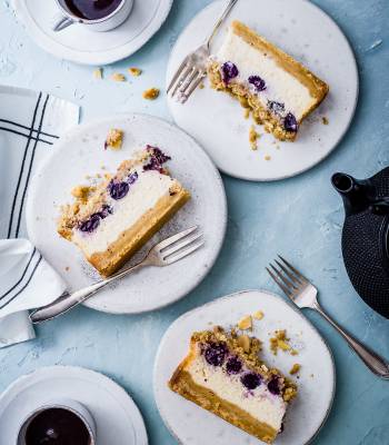 Blueberry cheesecake crumble bars