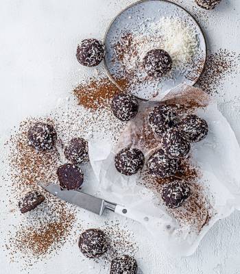 Vegan cacao brownie energy bites