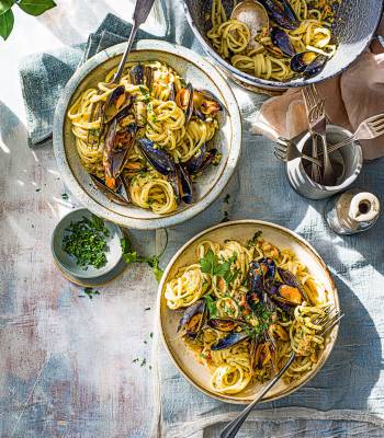 Linguine with mussels and chickpeas