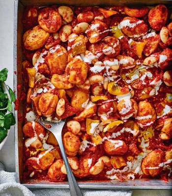 Patatas bravas traybake