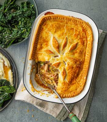 Creamy turkey, ham and leek pie