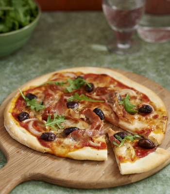 Prosciutto, olive and onion pizza