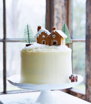 Gingerbread layer cake with maple icing 