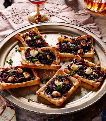 Red wine onion tarts with goats’ cheese