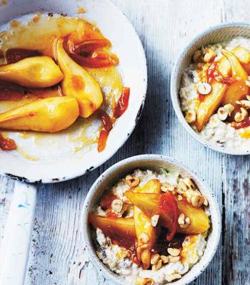 Overnight muesli with marmalade honey pears