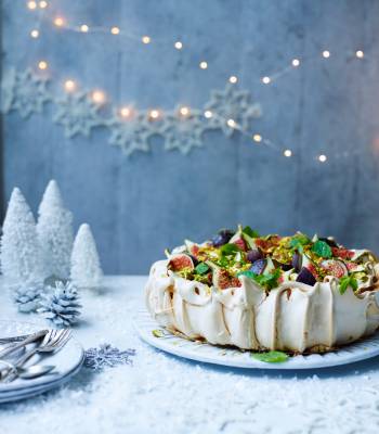 Fig, pistachio, and cinnamon pavlova