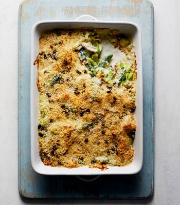 Chicken, leek and asparagus crumble