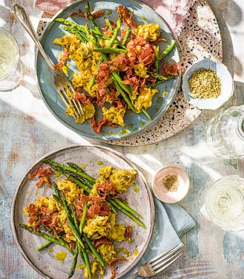 Scrambled eggs with asparagus, salami and oregano