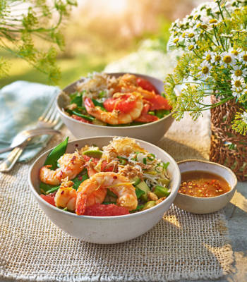 Asian-style prawn and grapefruit salad with crispy rice