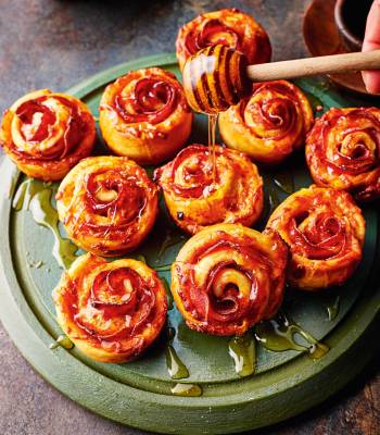Pepperoni pizza roses