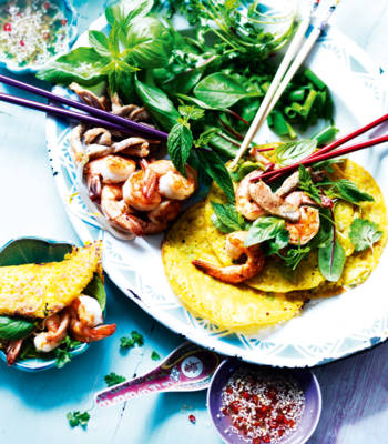 Sizzling crepes with pork and prawns