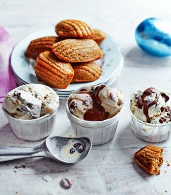No-churn ‘hot cross bun’ ice cream with chocolate sauce 