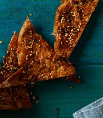 Pitta crisps with paprika, thyme and sesame