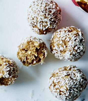 Cashew-date energy balls
