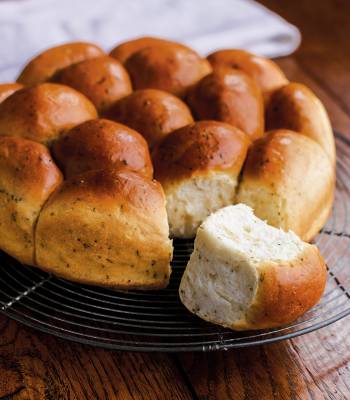 Garlic and herb tear ‘n’ share bread
