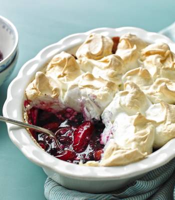 Berry baked meringue