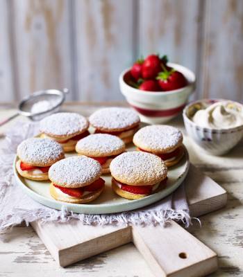 Strawberries and cream sponge kisses