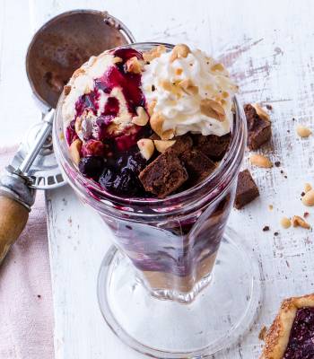 Salted caramel and brownie ice cream sundae 
