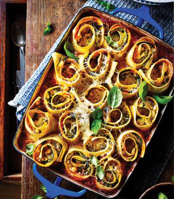 Cheesy veggie lasagne rolls