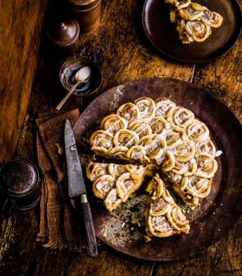 Apple and cinnamon swirl pie