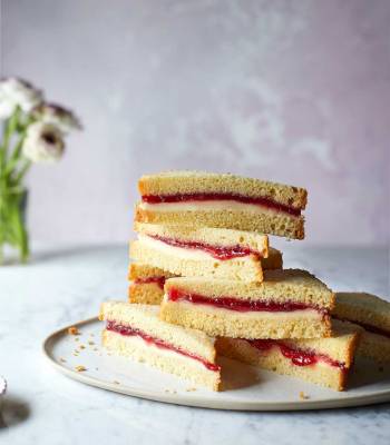 'Jam sandwiches' cake