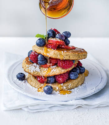 Gluten-free oat pancakes with berries 