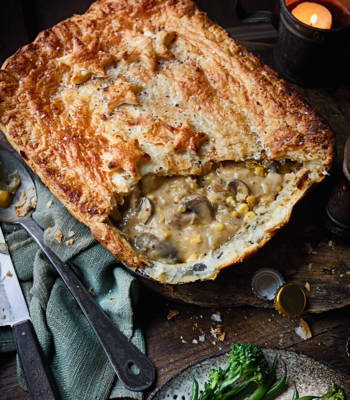 Creamy vegan mushroom and leek pie 