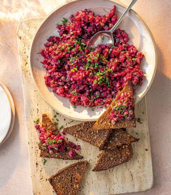 Beet tartare toasts