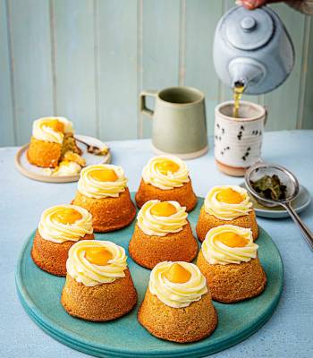 Passion fruit curd mini cakes