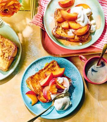 Cardamom brioche with peaches and cream