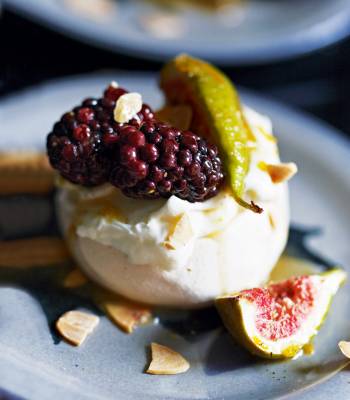Spiced winter fruit meringues