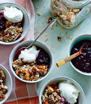 Granola with blueberry compote 