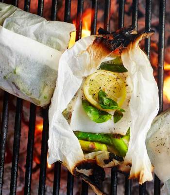 Cod baked in paper with basil and asparagus