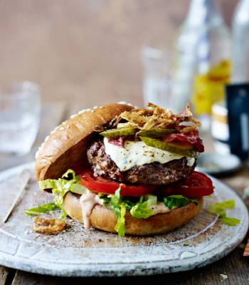 Mozzarella beef burgers with spicy fried onions
