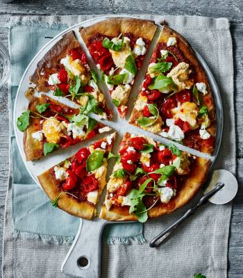Houmous, pepper, goats’ cheese and sweet chilli pizza