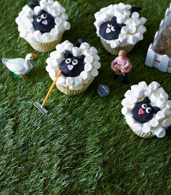Marshmallow sheep cupcakes