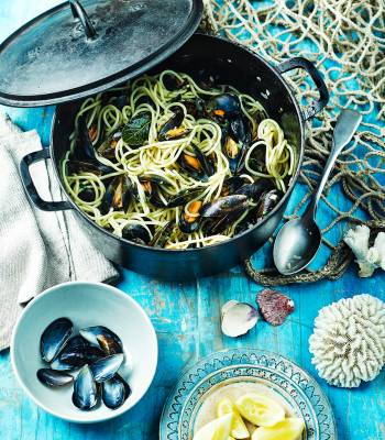Spaghetti with mussels, bay and chilli
