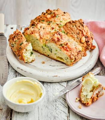Spring onion and cheese soda bread