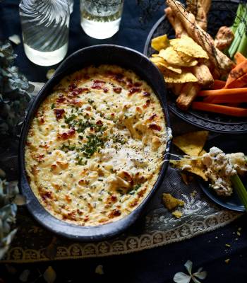 Baked cheesy chilli dip