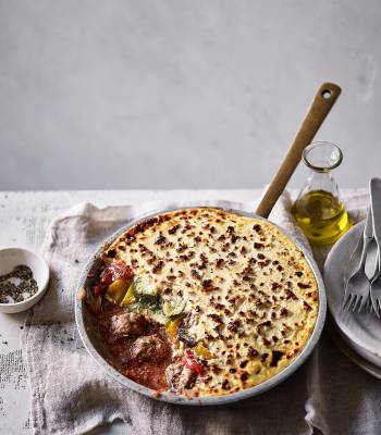 Frying pan ‘meatball moussaka’