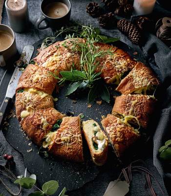 Bacon and spinach croissant wreath