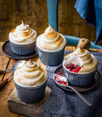 Plum meringue pots