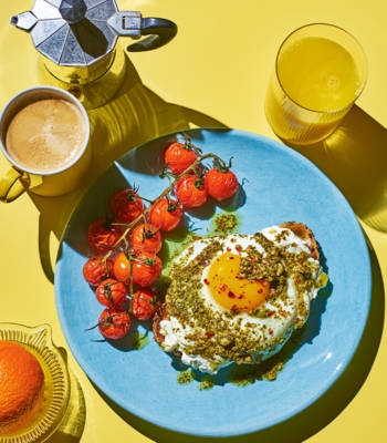 Pesto eggs on toast with tomatoes