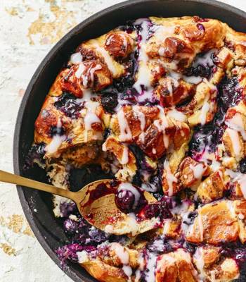 Blueberry cinnamon bun pudding