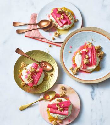 Rhubarb cheesecake with white chocolate crumble