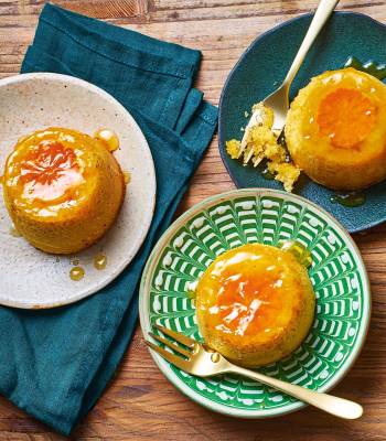 Sticky marmalade and cardamon puddings
