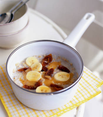 Porridge with figs, banana and manuka honey