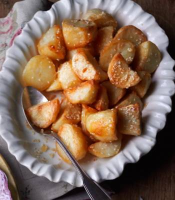 Roast potatoes with sesame seeds