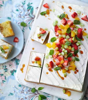 Pimm’s cup traybake