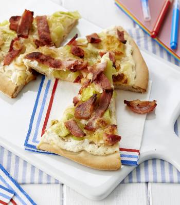 Bacon, leek and mozzarella pizza 